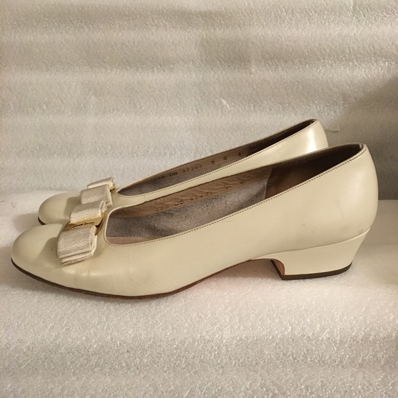 Vintage Salvatore Ferragamo Vara Bow Pumps Size 7 - Picture 8 of 8